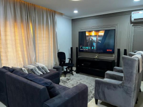 Modern Home with 75” TV, 5mints from Beach & City